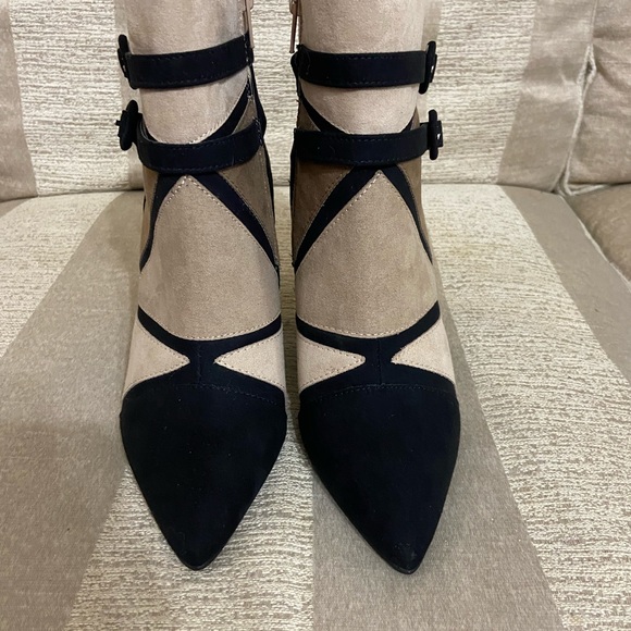 Stylish block heeled boots. New! Never worn. Sleek Design. Size 6.5. - Picture 3 of 5